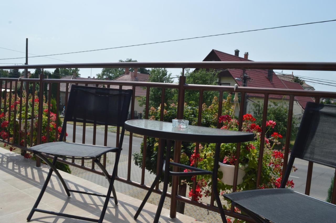 Aqua Oazis Apartman ไฮจ์ดุสโซบอสโล ภายนอก รูปภาพ