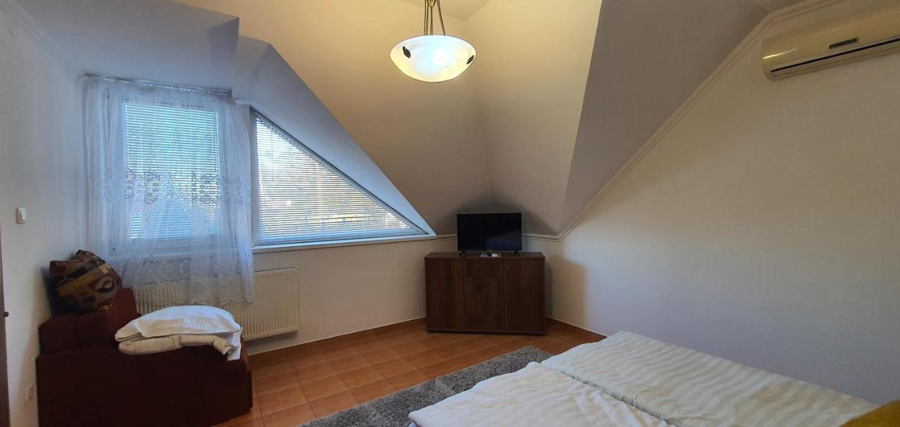 Aqua Oazis Apartman ไฮจ์ดุสโซบอสโล ภายนอก รูปภาพ